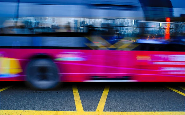 Nagy sebességű és homályos busz pályák a belvárosi közúti — Stock Fotó