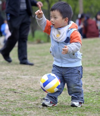 futbol oynayan bebek