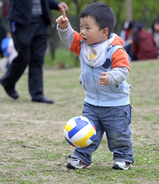 Baby hrát fotbal — Stock fotografie