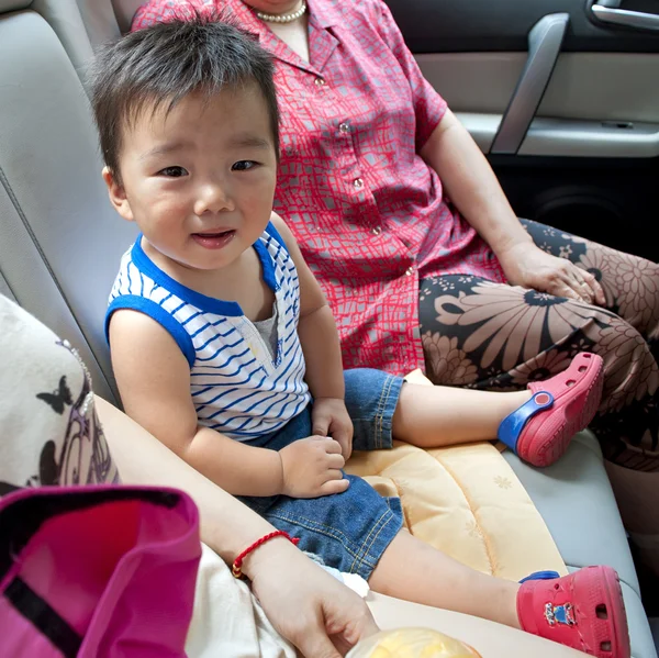 Μωρό μέσα σε ένα αυτοκίνητο — Φωτογραφία Αρχείου