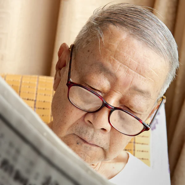 Ένας ανώτερος άνθρωπος διαβάζει εφημερίδα — Φωτογραφία Αρχείου