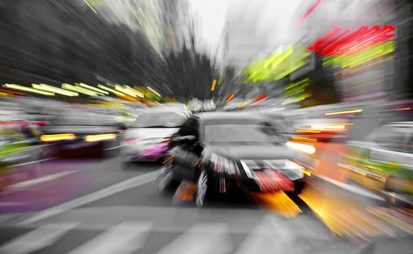 Nagy sebességű autók sugárzó sugarak ad vizuális hatás erőteljes hatása — Stock Fotó