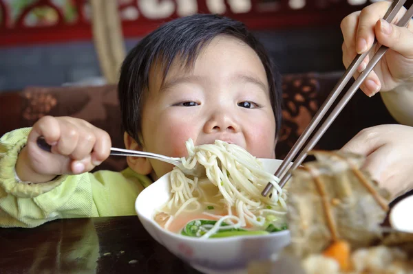 Roztomilé dítě jíst — Stock fotografie
