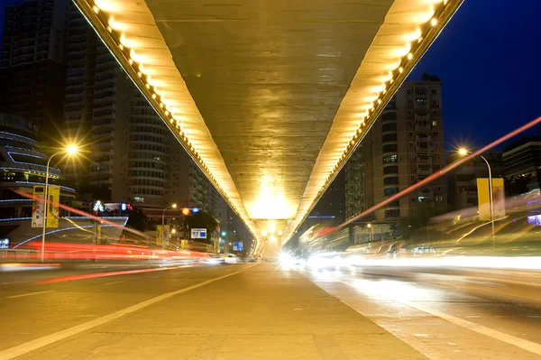 Escena nocturna de la ciudad: sobrevuelo, coche ligero y acelerado — Foto de Stock