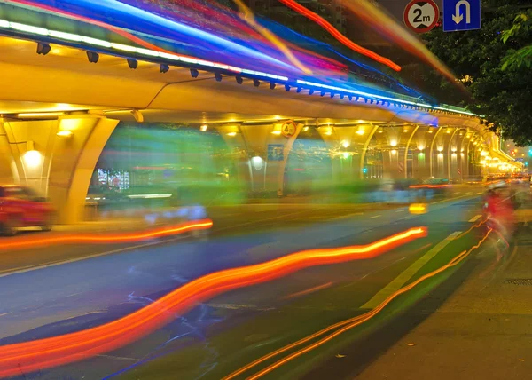 Υψηλής ταχύτητας κυκλοφορίας και θολή φως μονοπάτια κάτω από την αερογέφυρα — Φωτογραφία Αρχείου