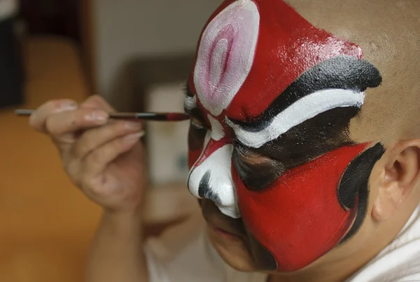 Een chinese opera-acteur is schilderen zijn gezicht terug stadium — Stockfoto