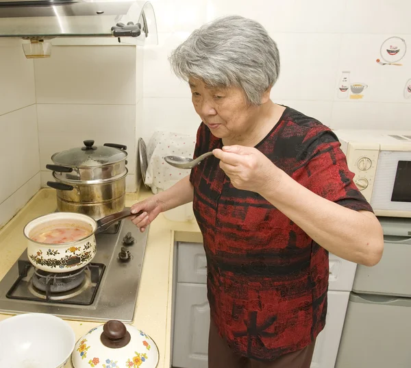 Cuisiner grand-mère — Photo
