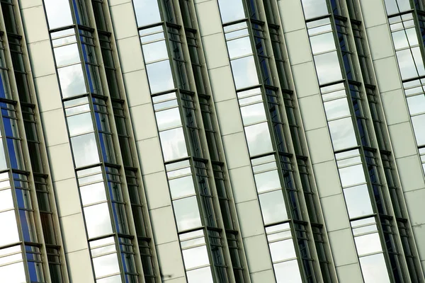 Lutande byggnad funktionen med gnistrande glas curtain wall — Stockfoto