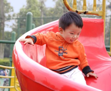 tahta sürgülü oynayan bebek