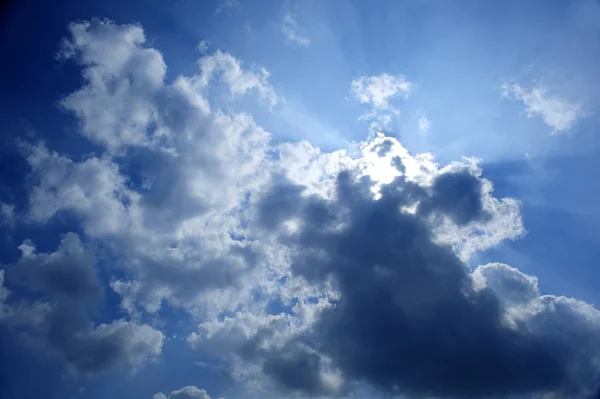 Warstwę chmur i błękitne niebo — Zdjęcie stockowe