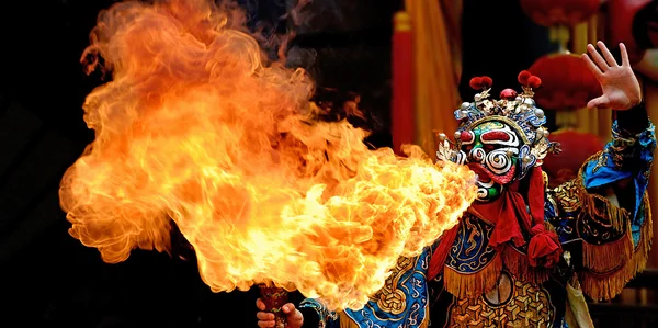 Китайский оперный актёр устраивает шоу с огнём — стоковое фото