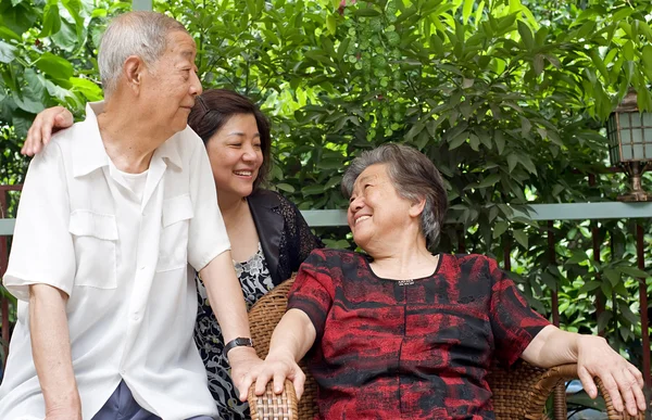 Uma família feliz: um casal de idosos e seus filhos — Fotografia de Stock