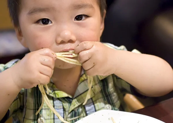 Τρώει το μωρό να αρπάξτε ζυμαρικά — Φωτογραφία Αρχείου