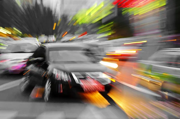 Les rayons rayonnants des voitures à grande vitesse donnent l'effet puissant de l'impact visuel — Photo
