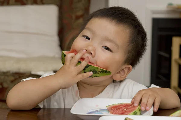 Bambino mangiare anguria — Foto Stock
