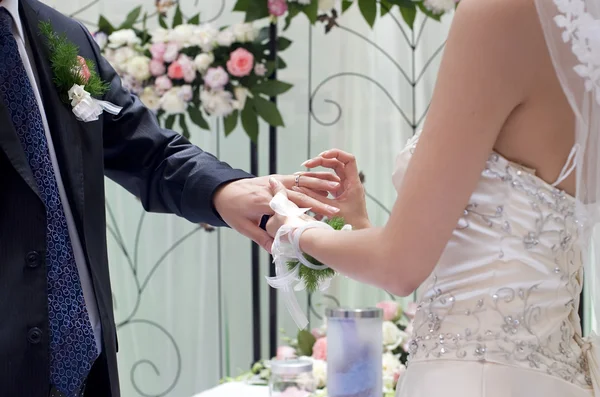 Ένα νεαρό ζευγάρι ανταλλαγή δαχτυλίδι την ημέρα του γάμου τους — Φωτογραφία Αρχείου