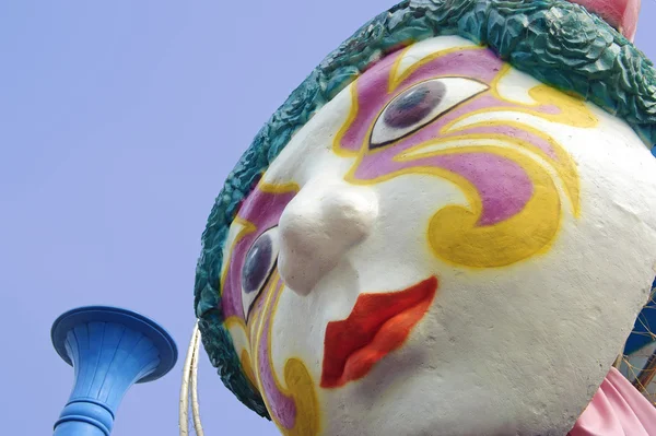Clown standbeeld in een amusement park — Stockfoto