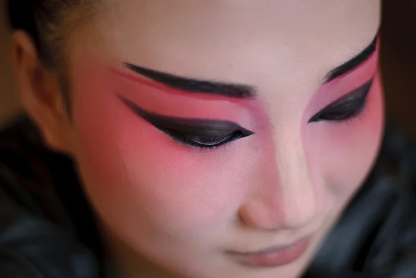 En kinesisk opera skådespelare målar ansiktet — Stockfoto