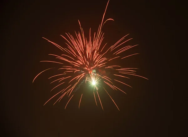 明るくカラフルなお祭り花火大会 — ストック写真