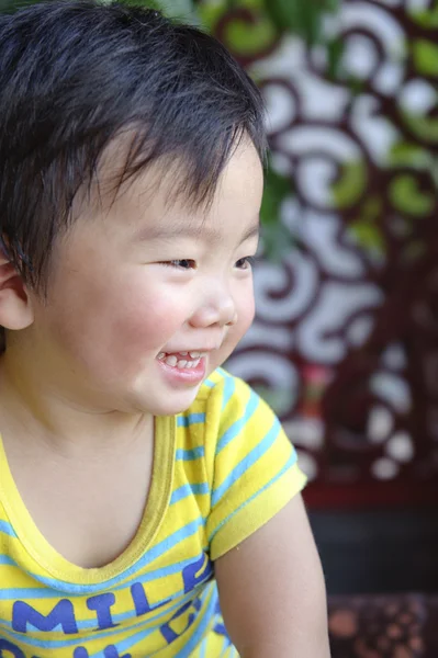 Portret szczęśliwego dziecka — Zdjęcie stockowe