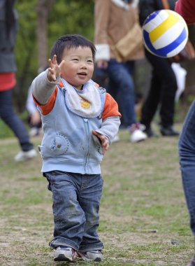 futbol oynayan bebek