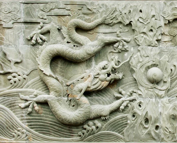 Relief de pierre de dragon — Photo