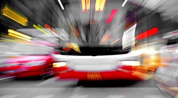 Los rayos radiantes de bus de alta velocidad dan el efecto contundente del impacto visual — Foto de Stock