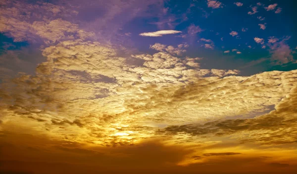 Wolk van laag en blauwe hemel bij zonsondergang — Stockfoto