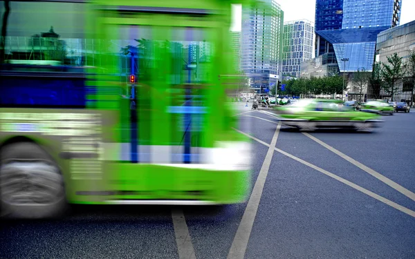 Высокая скорость и размытые автобусные маршруты на дороге в центре города — стоковое фото