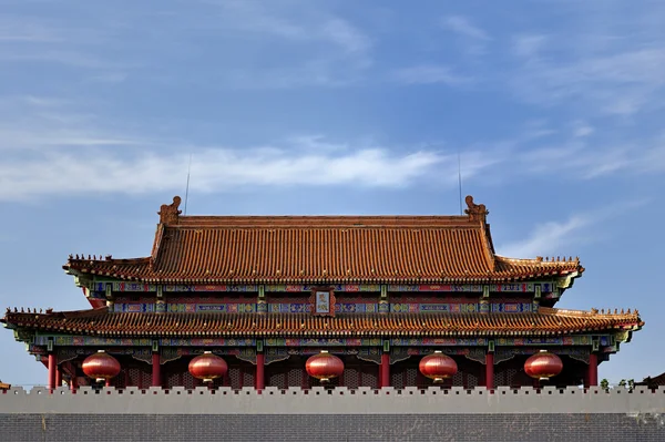 Κινεζική παραδοσιακή παλάτι στέγη με χρωματιστές λούστρο κάτω από μπλε ουρανό — Φωτογραφία Αρχείου