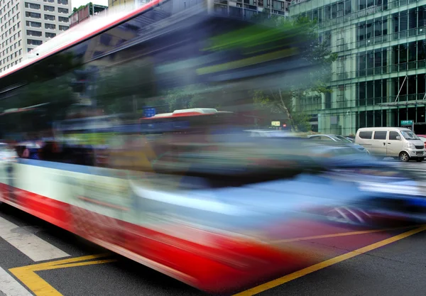 Rutas de autobús de alta velocidad y borrosas en la carretera del centro —  Fotos de Stock