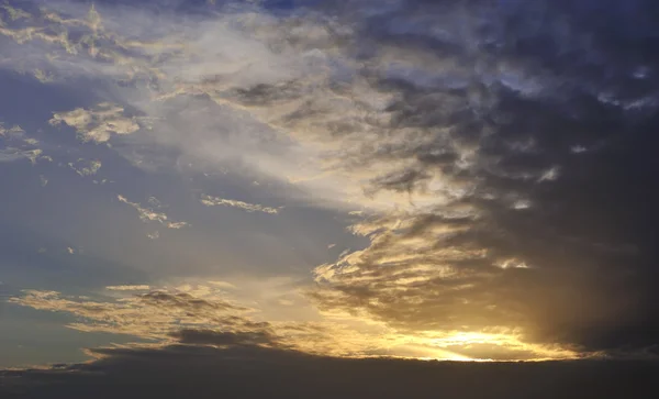 Nuvens e céu ao pôr do sol — Fotografia de Stock