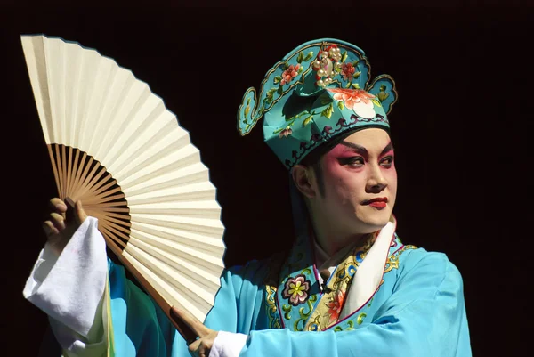 Китайский оперный актёр в традиционном костюме — стоковое фото