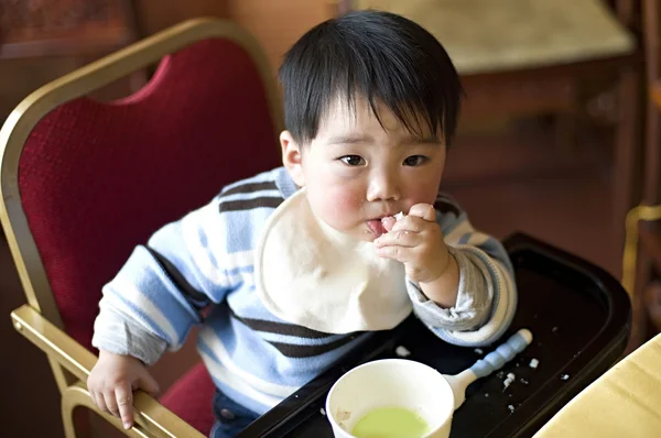 Ένα μωρό που τρώει — Φωτογραφία Αρχείου