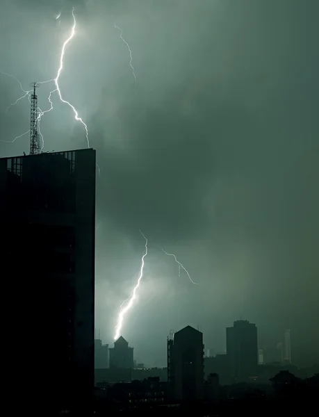 城市上空的闪电 — 图库照片