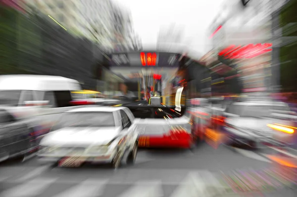 고속 버스 빛나는 광선 시각적 효과의 강력한 효과 제공 — 스톡 사진