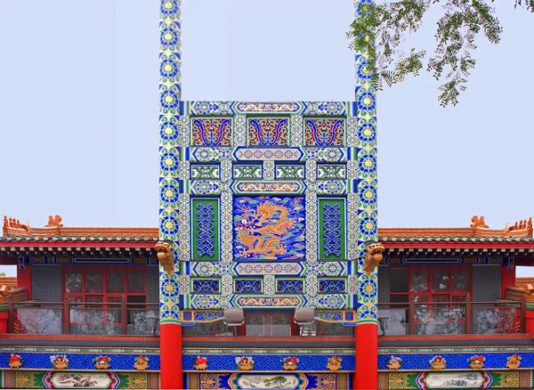 Çin triditional ile zengin renkli dekorasyon İnşaat — Stok fotoğraf