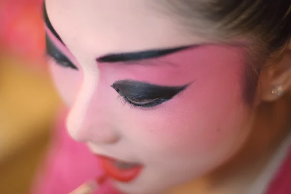 A chinese opera actress is painting her face — Stock Photo, Image