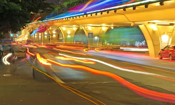 Højhastighedstrafik og slørede lysspor under overkørslen - Stock-foto