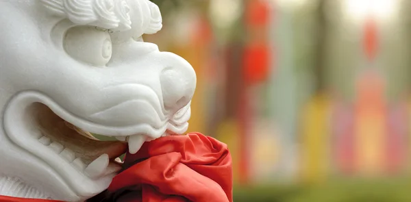 Çince Geleneksel kırmızı ipek ile aslan heykeli — Stok fotoğraf
