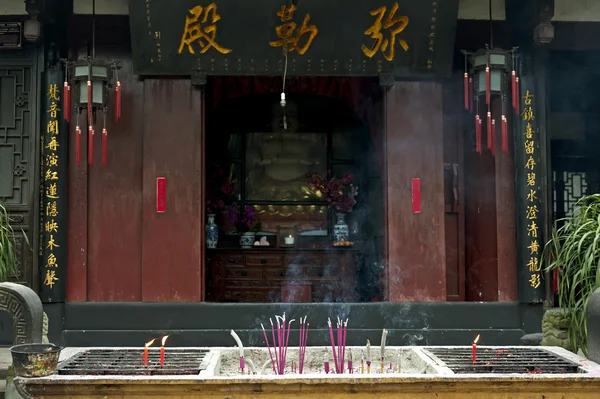 Altar de incienso frente a la sala del templo budista — Foto de Stock