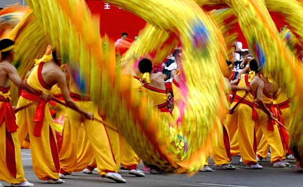 Costume tradicional chinês acenando dragão dourado borrado — Fotografia de Stock