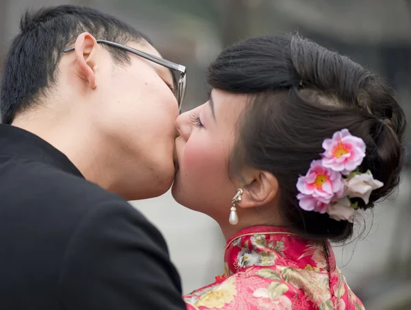 Ένα νεαρό ζευγάρι φιλιά την ημέρα του γάμου τους — Φωτογραφία Αρχείου