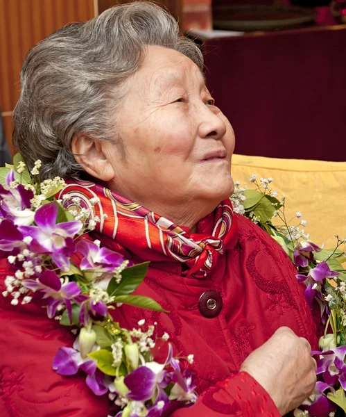 90 anos de idade mulher em sua festa de aniversário — Fotografia de Stock