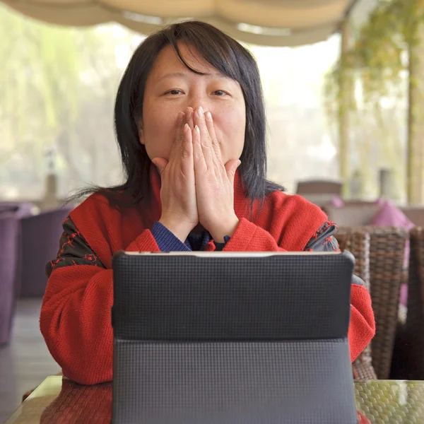 Güzel bir iş kadını ile laptop — Stok fotoğraf