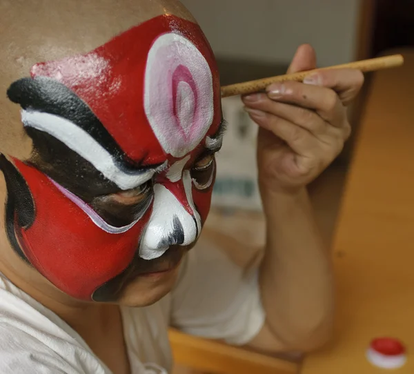 A chinese opera actor is painting his face — Stock Photo, Image