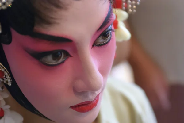 Un'attrice d'opera cinese si sta dipingendo il viso — Foto Stock