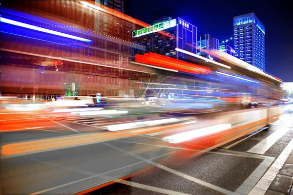 高速度和在市中心夜景模糊的巴士光径 — 图库照片