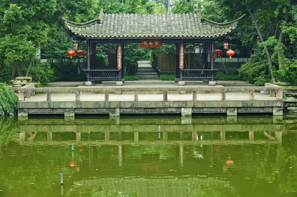 Китайский традиционный павильон в парке — стоковое фото