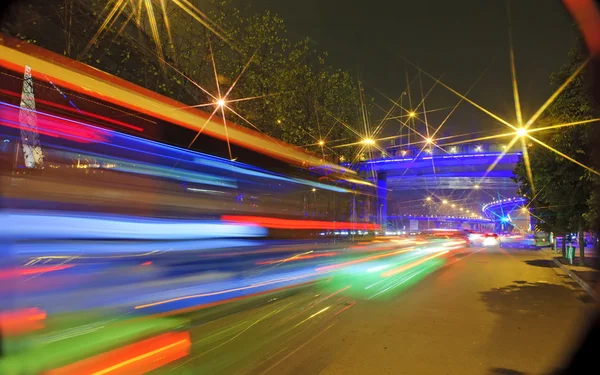 Hochgeschwindigkeitsfahrzeuge verwischten Spuren auf Stadtstraßen — Stockfoto